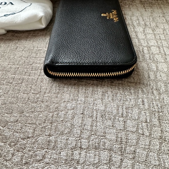 Prada Zippy Saffiano Flocco black leather wallet😍 - Picture 3 of 6